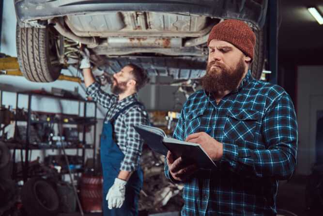 Mechanicy dokonują przeglądu samochodu